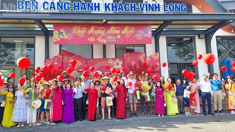 Đón khách quốc tế đầu tiên là hoạt động thường niên chào năm mới ở Vĩnh Long.