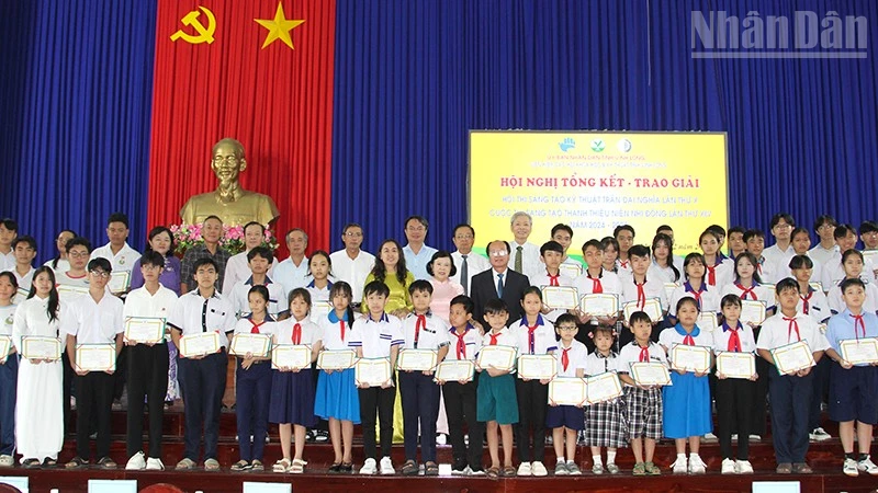 Trao giải cho các em đạt giải Cuộc thi sáng tạo thanh thiếu niên nhi đồng. 