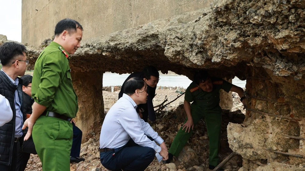 Cơ quan Cảnh sát điều tra Công an tỉnh Phú Thọ kiểm tra các trụ cầu Sông Lô.