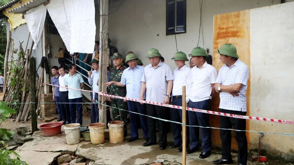 Chủ tịch Ủy ban nhân dân tỉnh Phú Thọ Trần Duy Đông kiểm tra thiệt hại do cơn bão số 10 gây ra tại một số địa phương trong tỉnh.