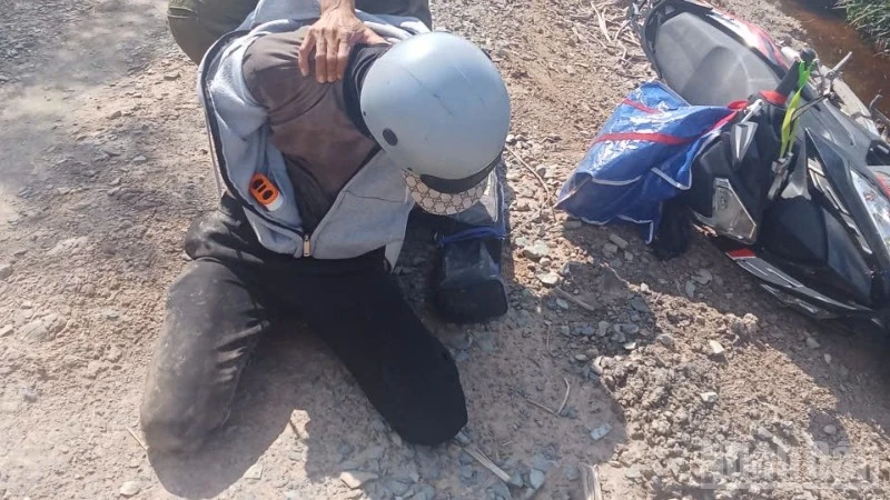 Khống chế một trong hai đối tượng mang vật giống súng đi săn bắt. (Ảnh: Công an cung cấp)