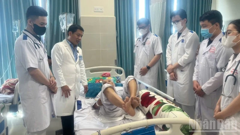 Các bác sĩ Bệnh viện đa khoa Tiền Giang đến thăm khám cho bệnh nhân Đinh Thị C.