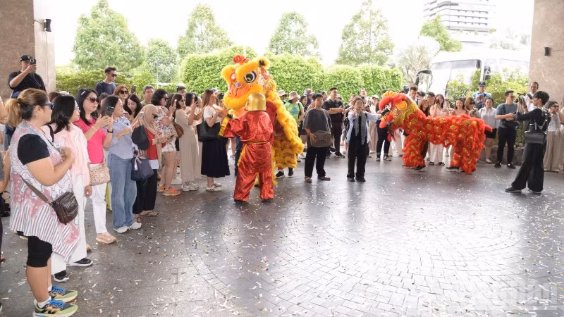 Đoàn du khách đến từ Indonesia thích thú xem biểu diễn múa lân tại Cảng Du thuyền Mỹ Tho.