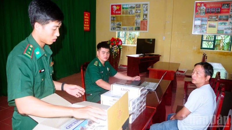 Tổ công tác đồn biên phòng Lai Hòa làm việc với đối tượng Nguyễn Văn Nhiên tại đơn vị. 