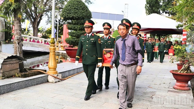 Lãnh đạo thành phố Cần Thơ đưa tiễn các liệt sĩ về nơi an nghỉ.