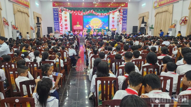 Quang cảnh Đêm hội trăng rằm tại xã Long Phú, thành phố Cần Thơ.