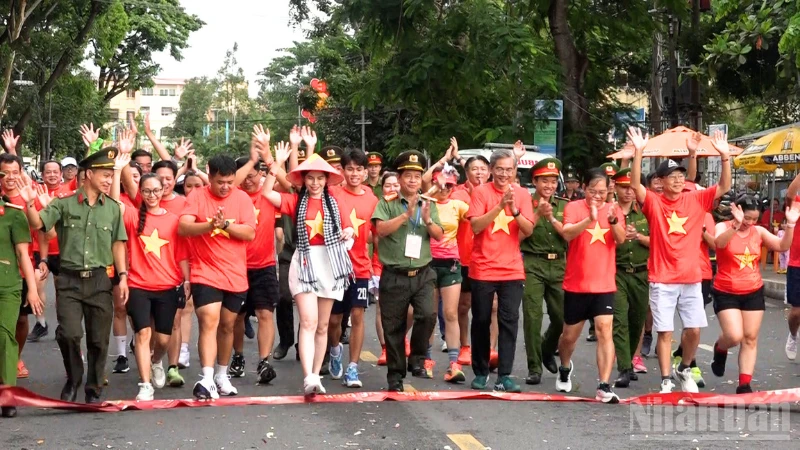 Hơn 6.000 tham gia, hưởng ứng chương trình “Cùng Việt Nam tiến bước”.