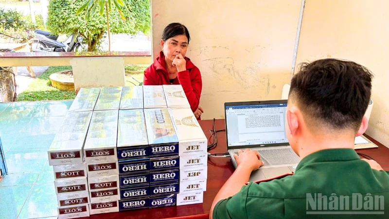 Đối tượng Trương Thị Tươi cùng số tang vật tại cơ quan điều tra.