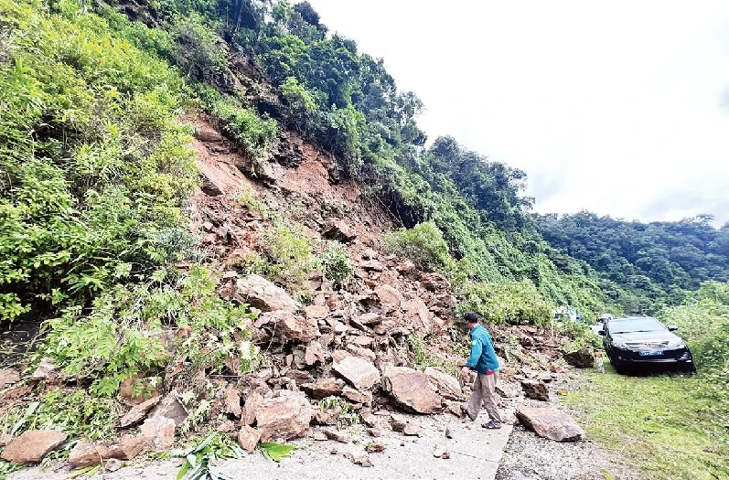 Sạt lở đất, đá trên tuyến đường Hồ Chí Minh nhánh tây gây ách tắc giao thông.