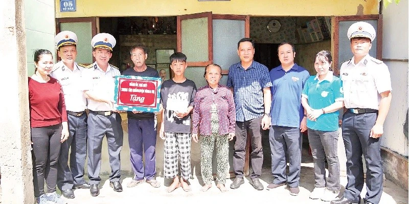 Trung tâm huấn luyện Vùng 4 Hải quân tặng quà con ngư dân được đỡ đầu. (Ảnh CTV HQ)
