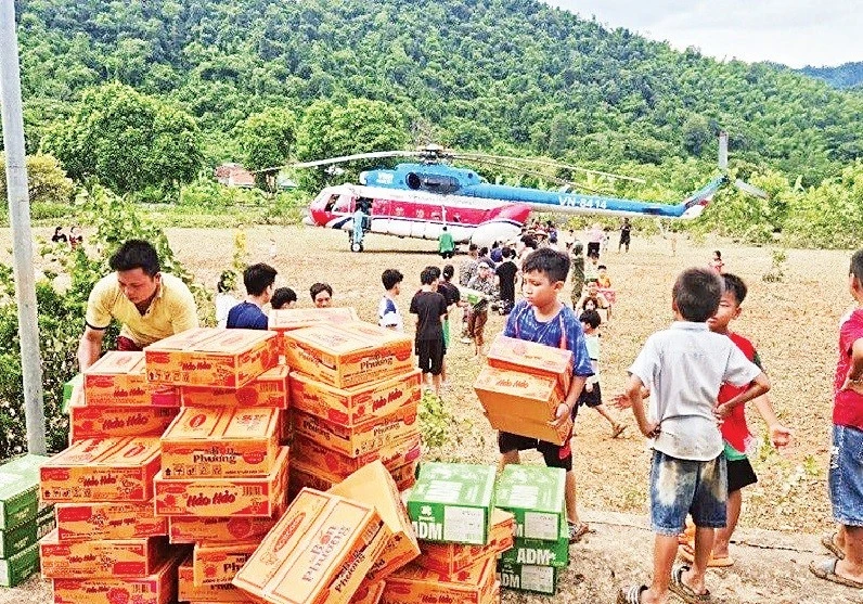 Hàng chục tấn hàng hóa cứu trợ được trực thăng vận chuyển đến bà con vùng lũ tây Nghệ An.