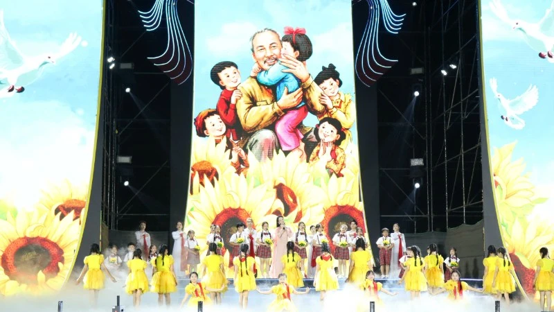 Tiết mục văn nghệ đặc sắc chào mừng Xuân mới tại Bắc Ninh.