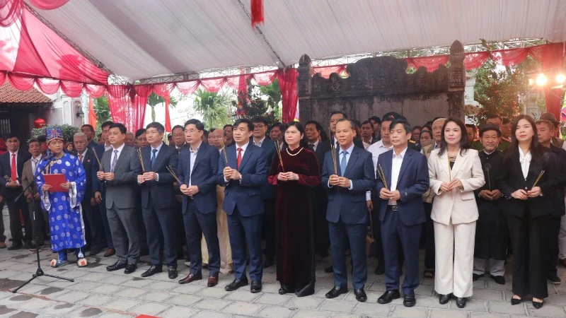 Các đại biểu dâng hương tại Văn Miếu-Bắc Ninh.