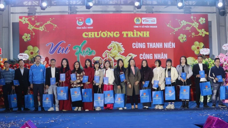 Ban Tổ chức trao quà tặng thanh niên công nhân có hoàn cảnh khó khăn, thanh niên công nhân hoàn thành xuất sắc nhiệm vụ.
