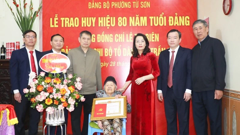Đồng chí Nguyễn Thị Hương, Phó Bí thư Thường trực Tỉnh ủy Bắc Ninh trao Huy hiệu 80 năm tuổi Đảng tặng đảng viên Lê Thị Biên, chi bộ tổ dân phố Trần Phú, Đảng bộ phường Từ Sơn.
