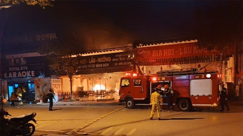 Lực lượng chức năng triển khai các biện pháp nghiệp vụ tại hiện trường vụ cháy.