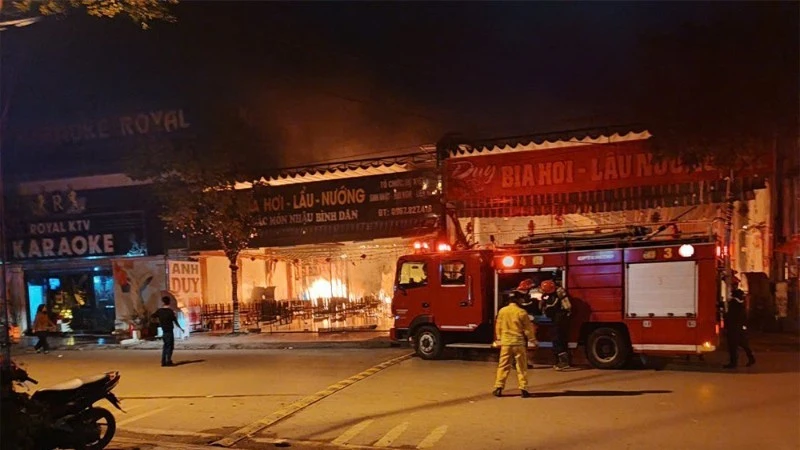 Lực lượng chức năng triển khai các biện pháp nghiệp vụ tại hiện trường vụ cháy.