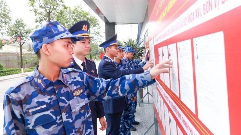 Cán bộ, chiến sĩ cơ quan Bộ Tư lệnh Cảnh sát biển nghiên cứu danh sách ứng cử viên.