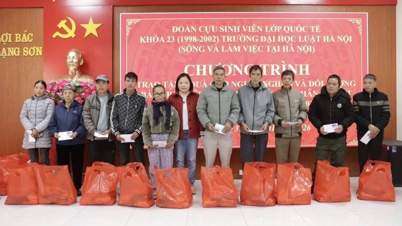 Trao tặng các suất quà tới các hộ nghèo, cận nghèo, gia đình chính sách và người có hoàn cảnh khó khăn tại xã Lợi Bác, tỉnh Lạng Sơn. (Ảnh: HÀ TRANG)