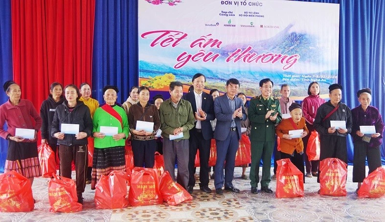 Phó Tổng Biên tập Tạp chí Cộng sản Nguyễn Ngọc Hà, và Thiếu tướng , Phó Chính ủy Bộ đội Biên phòng, Vũ Quốc Quân tặng quà cho đồng bào nghèo xã Môn Sơn.