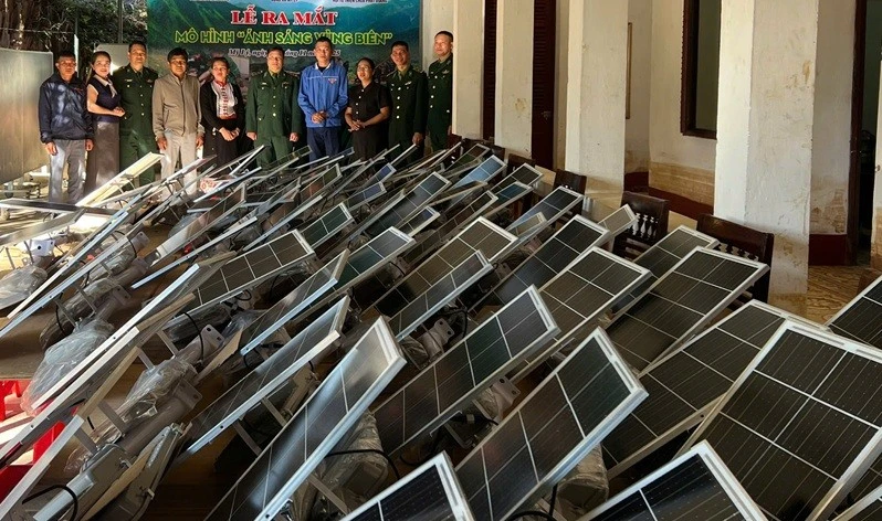 Lãnh đạo Đồn Biên phòng Mỹ Lý và địa phương trong lễ ra mắt mô hình “Ánh sáng vùng biên”.