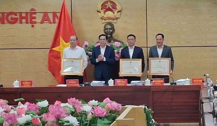 Chủ tịch Ủy ban nhân dân tỉnh Nghệ An tặng bằng khen cho các tập thể.