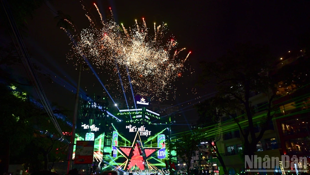 Chương trình Countdown thường niên chào đón năm mới 2026 tại không gian phố đi bộ Hồ Hoàn Kiếm (Hà Nội).