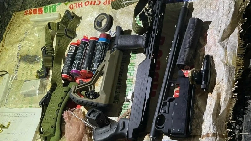 Vũ khí và tang vật đối tượng Lê Sỹ Tùng sử dụng sát hại 3 người dân.