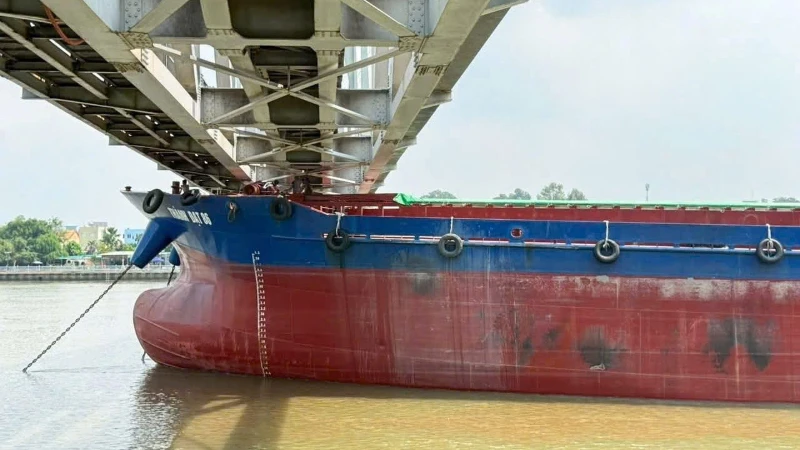 Hiện trường tàu tông vào cầu Ghềnh.