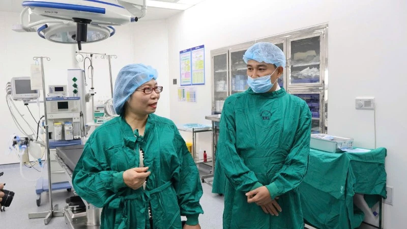 Hội đồng thẩm định chuyên môn của Bộ Y tế trao đổi với bác sĩ của Bệnh viện đa khoa Đồng Nai về triển khai kỹ thuật ghép thận.