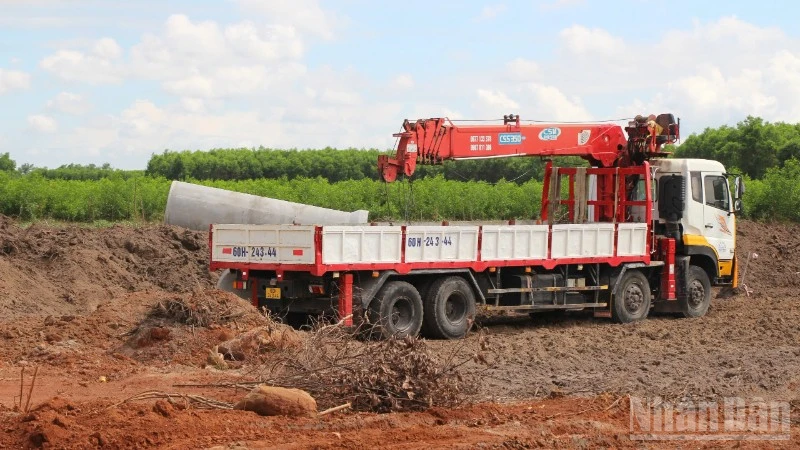 Công nhân đang thi công đường 25C đoạn nối trực tiếp vào đường T1 tới sân bay Long Thành.