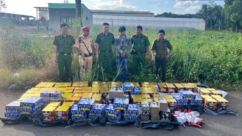 Lực lượng Công an bắt giữ đối tượng Đỗ Văn Chúc và số pháo nổ trái phép.