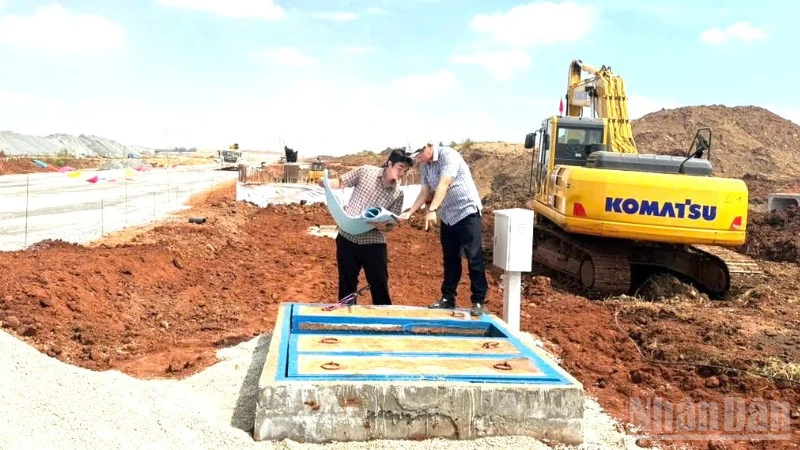 Kỹ sư, nhân viên Công ty cổ phần Cấp nước Đồng Nai kiểm tra hạng mục cuối cùng đồng hồ tổng để cấp nước cho sân bay quốc tế Long Thành trong ngày 18/12.