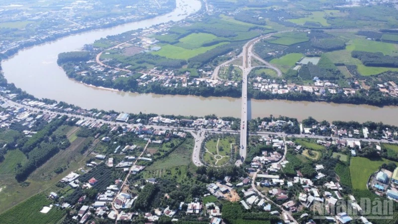 Cầu Thủ Biên bắc qua sông Đồng Nai, kết nối Đồng Nai và Thành phố Hồ Chí Minh.