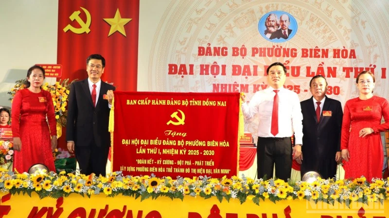 Đồng chí Hồ Văn Nam trao bức trướng của Ban Chấp hành Đảng bộ tỉnh Đồng Nai tặng đại hội.