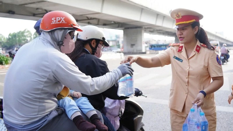 Nữ chiến sĩ Phòng Cảnh sát giao thông Công an tỉnh Đồng Nai tiếp sức người dân trở lại làm việc sau đợt nghỉ Tết trên Quốc lộ 1.