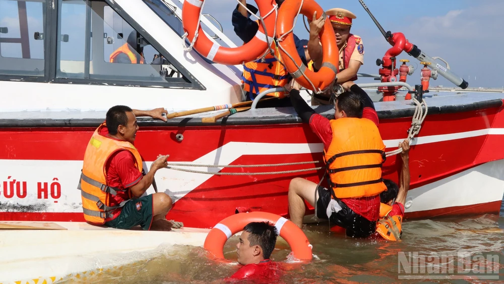 [Video] Cứu hộ 12 vận động viên lật thuyền trên sông Đồng Nai