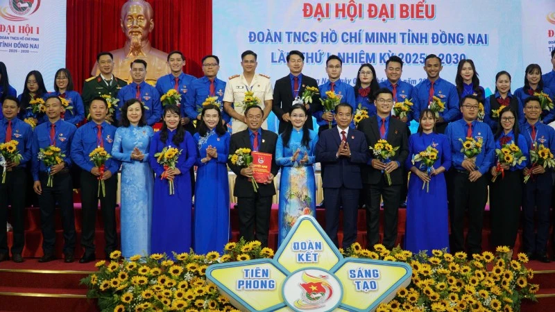 Các đồng chí lãnh đạo tỉnh Đồng Nai và Ban Bí thư Trung ương Đoàn chúc mừng Ban Chấp hành Tỉnh đoàn Đồng Nai ra mắt tại Đại hội.