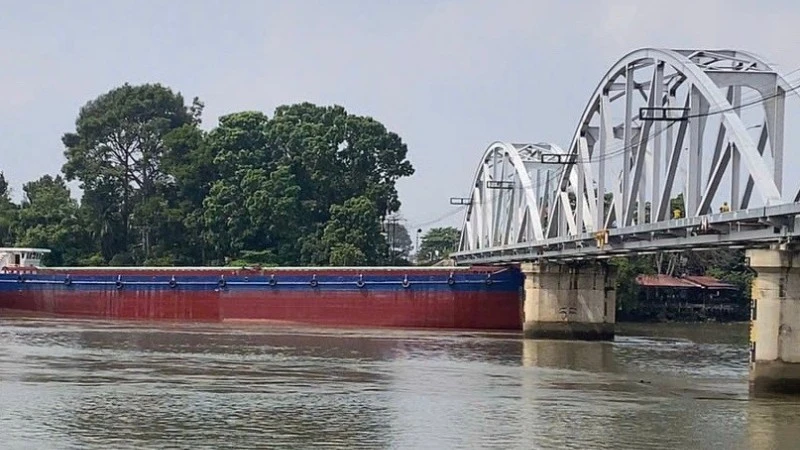 Tàu hàng va vào cầu Ghềnh trên sông Đồng Nai.