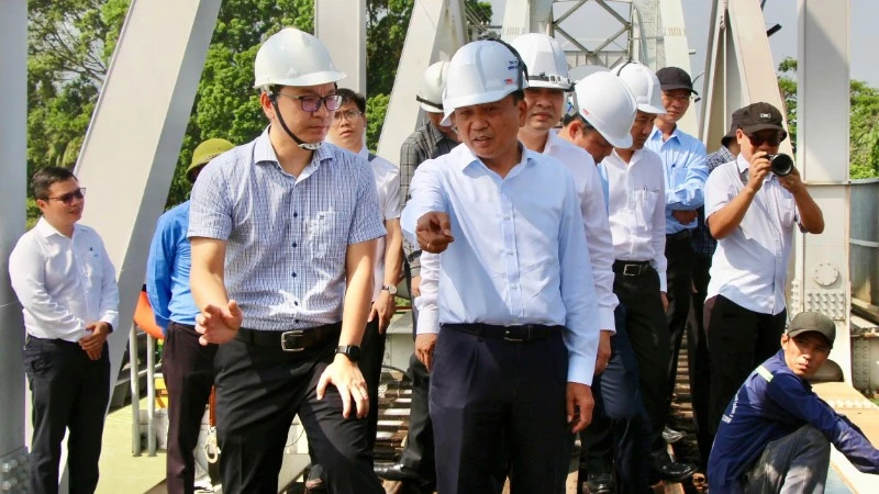 Lãnh đạo Bộ Xây dựng và Ủy ban nhân dân tỉnh Đồng Nai kiểm tra hiện trường, chỉ đạo khắc phục sự cố.