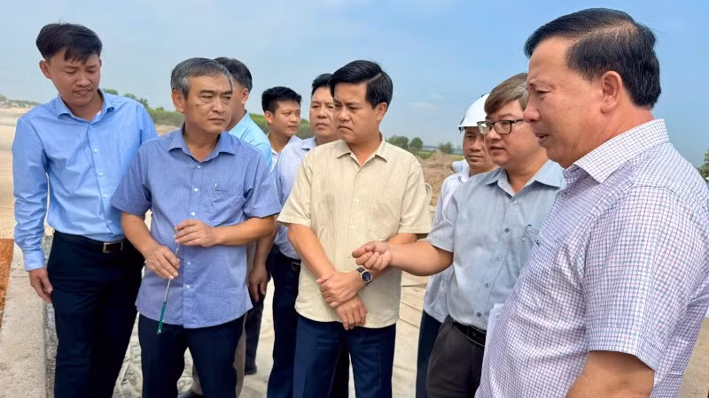 Chủ tịch Ủy ban nhân dân tỉnh Đồng Nai Nguyễn Văn Út và Thiếu tướng Nguyễn Đức Hải, Giám đốc Công an tỉnh Đồng Nai kiểm tra tại dự án đường 25C.