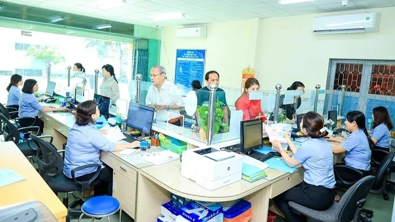 Người dân làm thủ tục đăng ký nước sạch tại Bộ phận một cửa Công ty cổ phần Cấp nước Đồng Nai. 