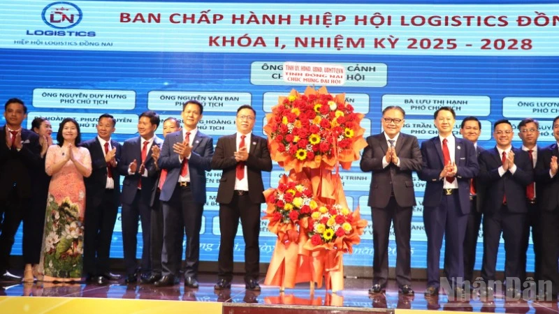 Phó Chủ tịch Thường trực Ủy ban nhân dân tỉnh Đồng Nai Nguyễn Kim Long tặng hoa chúc mừng Ban Chấp hành Hiệp hội logistics Đồng Nai lần thứ I.