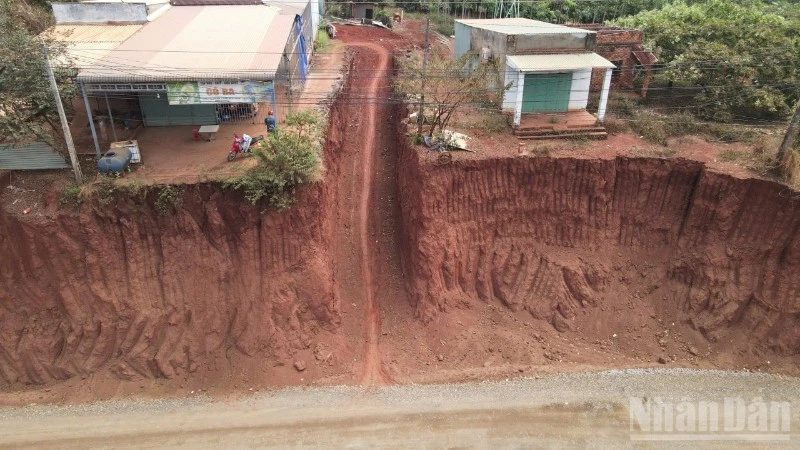 Quá trình thực hiện Dự án nâng cấp, mở rộng đường ĐT753, khiến 8 nhà dân chênh vênh bên "bờ vực" ở xã Tân Lợi.