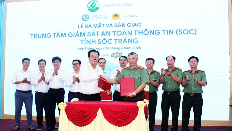 Trao biên bản bàn giao hệ thống SOC cho Công an tỉnh Sóc Trăng.