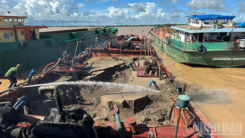 Khai thác cát phục vụ công trình đường cao tốc.