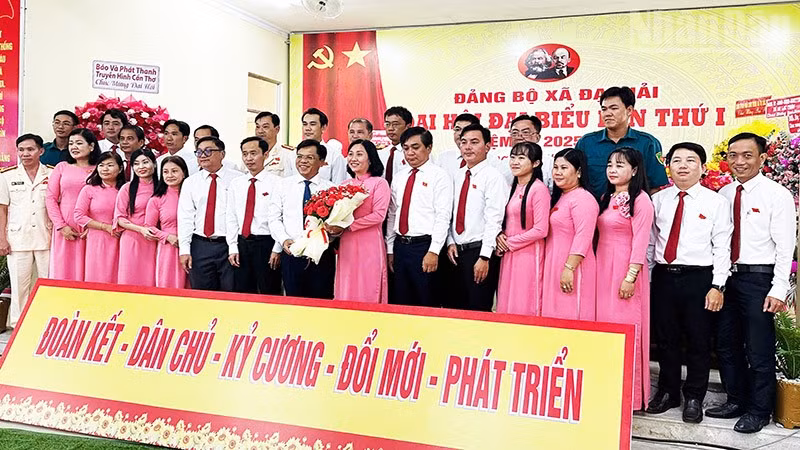 Đồng chí Huỳnh Hoàng Mến, quyền Tổng biên tập Báo và Đài Phát thanh-Truyền hình Cần Thơ, tặng hoa Ban Chấp hành Đảng bộ xã Đại Hải.