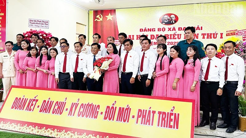 Đồng chí Huỳnh Hoàng Mến, quyền Tổng biên tập Báo và Đài Phát thanh-Truyền hình Cần Thơ, tặng hoa Ban Chấp hành Đảng bộ xã Đại Hải.