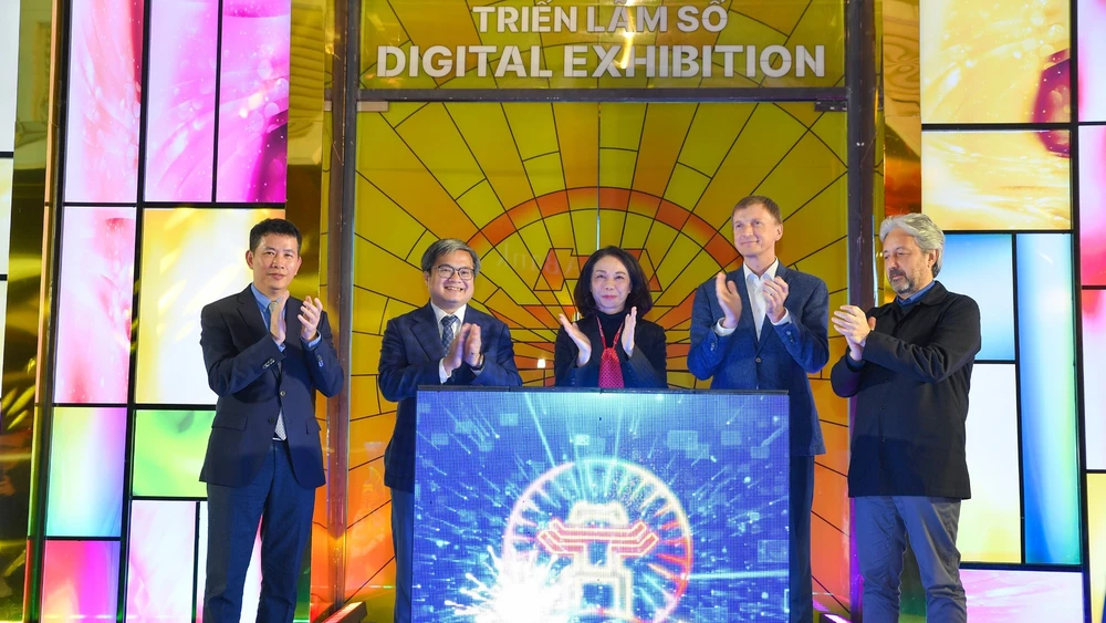 Các đại biểu thực hiện nghi thức khai mạc không gian triển lãm số “Hà Nội Rạng rỡ - Ánh sáng và Di sản”.