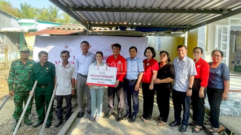 Trao bảng tượng trưng hỗ trợ kinh phí tặng nhà Đại đoàn kết cho bà Thạch Thị Nhanh.